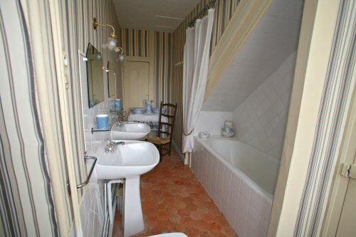 Bathroom - Yellow room of the château de Beaujeu
