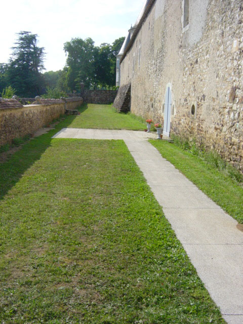 Terrasse on which the cellars open